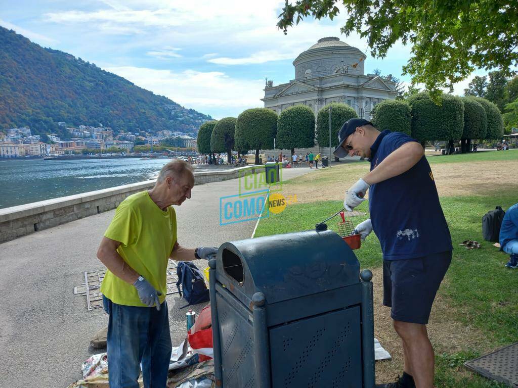 volontari como pulita sistemano i cestoni della zona dei giardini a lago