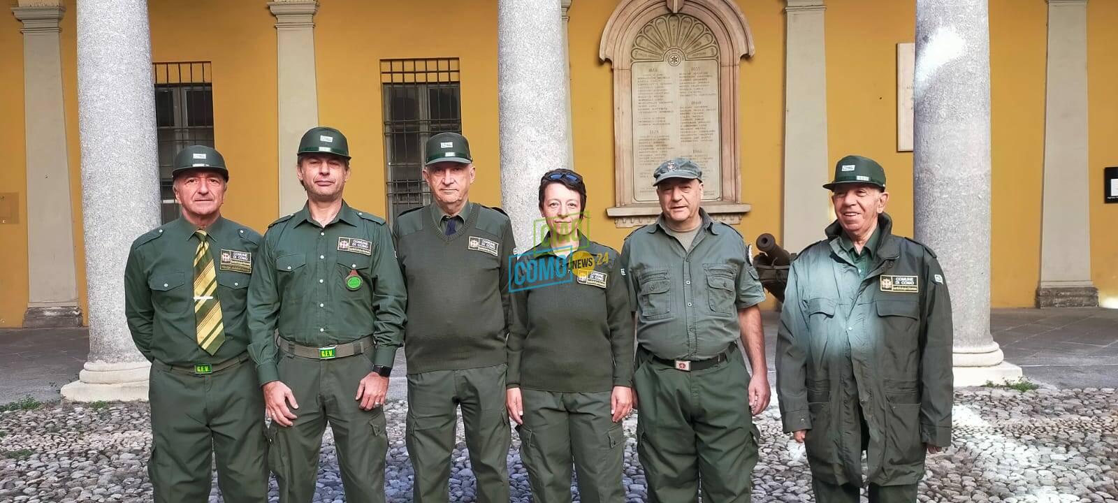 assessore lombardi con il gruppo gev di como in cortile comune