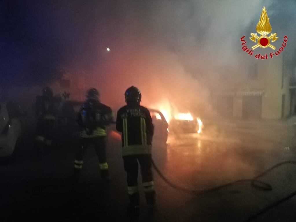 incendio due auto in sosta a Como