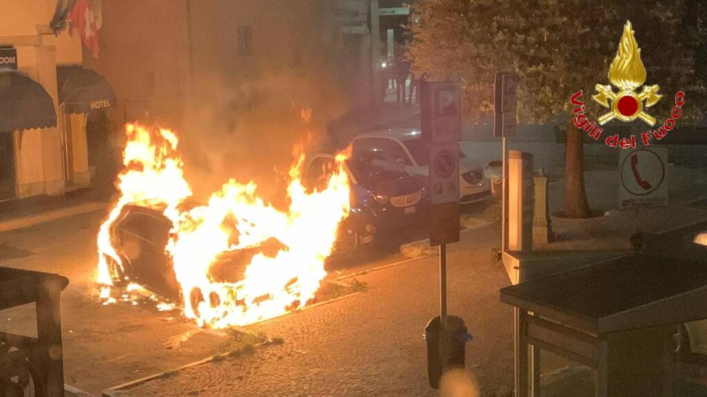 incendio due auto in sosta a Como