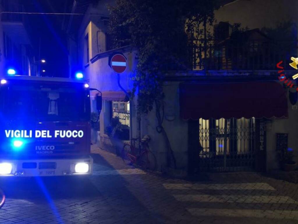 incendio b&b alta valle intelvi intervento serale pompieri