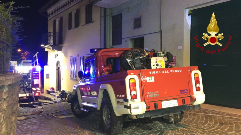 incendio b&b alta valle intelvi intervento serale pompieri