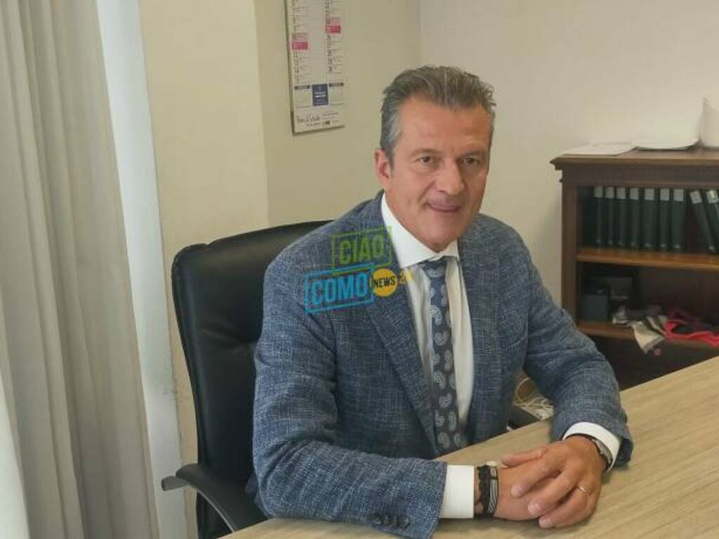 Marco galimberti presidente camera di commercio di como seduto scrivania ufficio