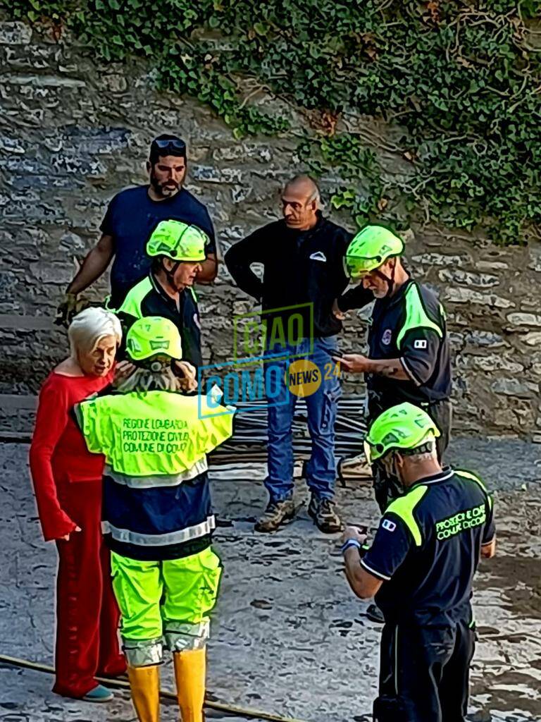 protezione civile como a blevio per rimuovere fanfo e detriti dopo alluvione settimana scorsa