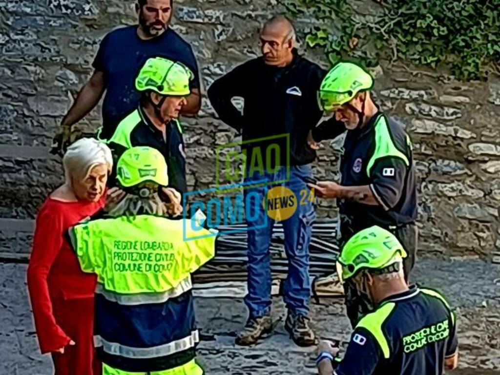 protezione civile como a blevio per rimuovere fanfo e detriti dopo alluvione settimana scorsa