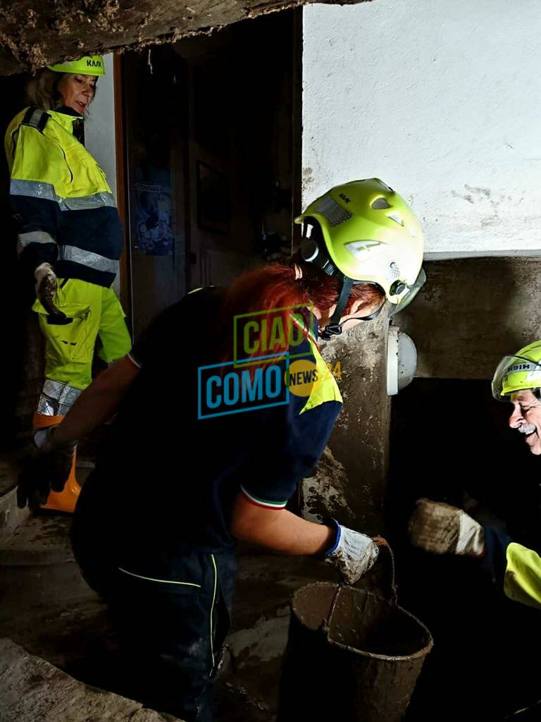 protezione civile como a blevio per rimuovere fanfo e detriti dopo alluvione settimana scorsa