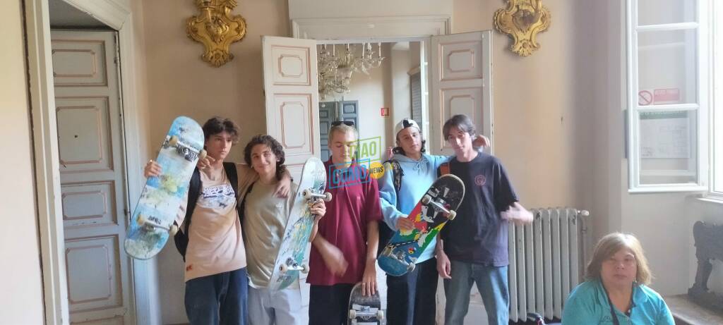 sindaco como rapinese in aula per presentare piano di programmazione comune e ragazzi dello skatepark