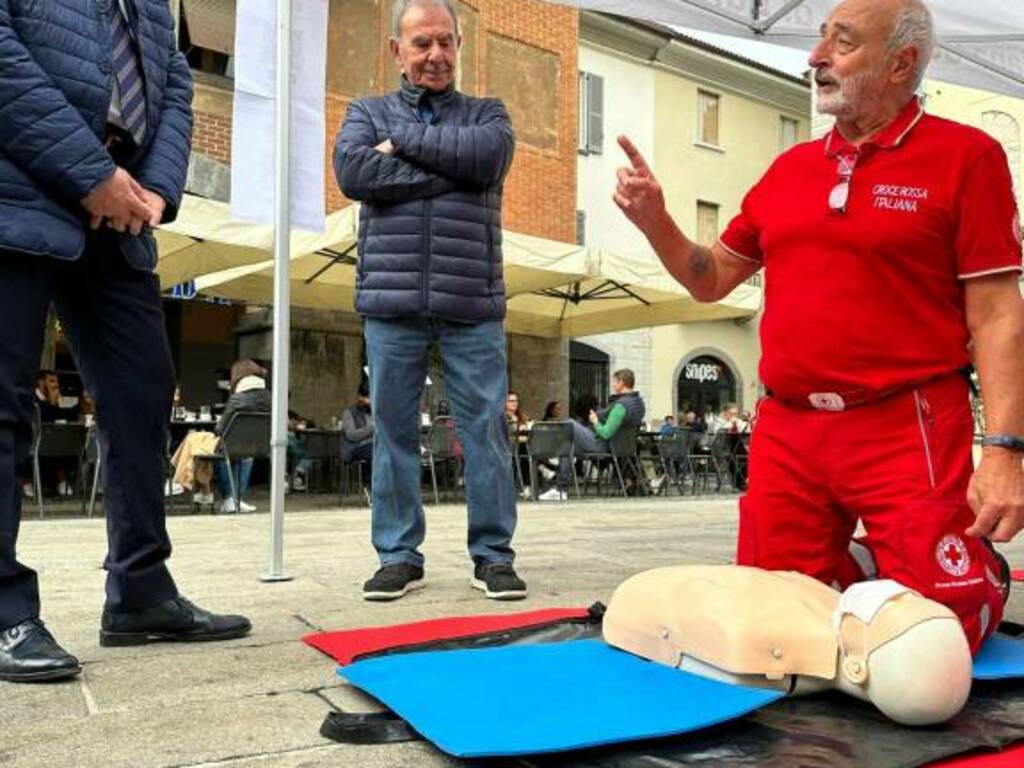 comocuore in salita iniziativa visita san fedele esercitazione manichini in piazza