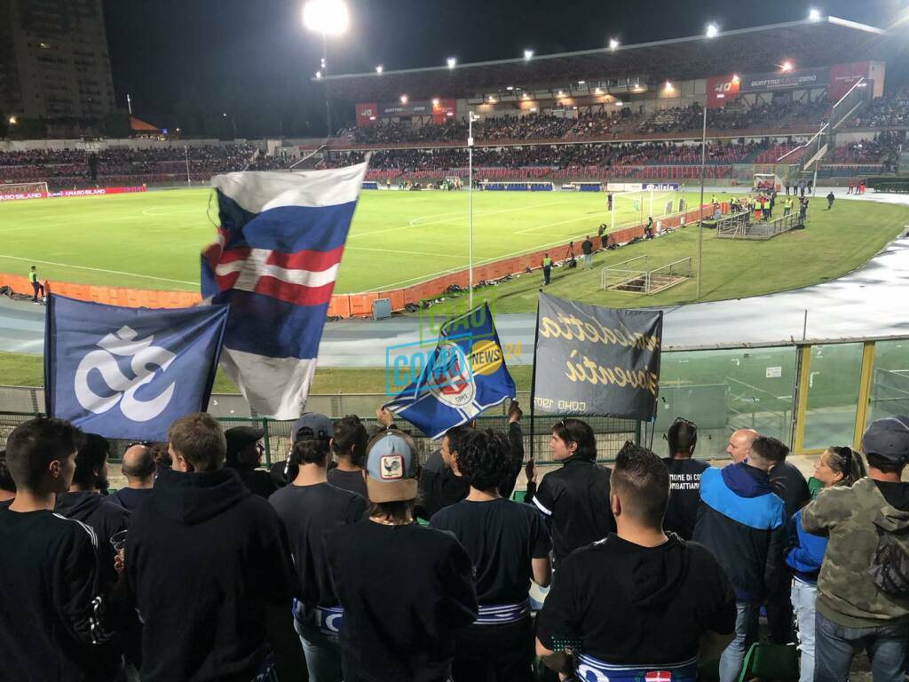 tifosi del como, trasferta a cosenza immagine loro in curva con bandiere e striscioni