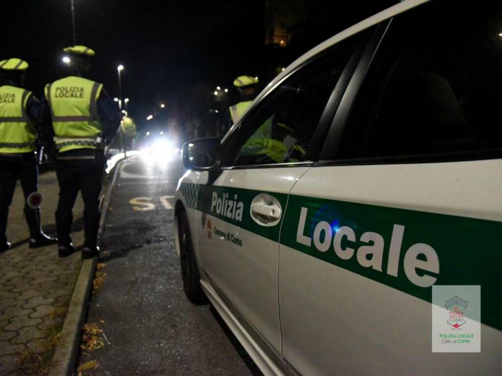 controllo territorio polizia locale di como notte di halloween agenti auto lampeggianti