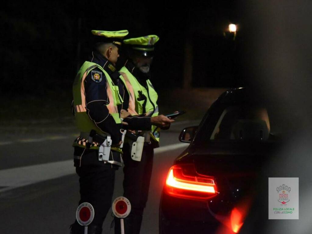 controllo territorio polizia locale di como notte di halloween agenti auto lampeggianti