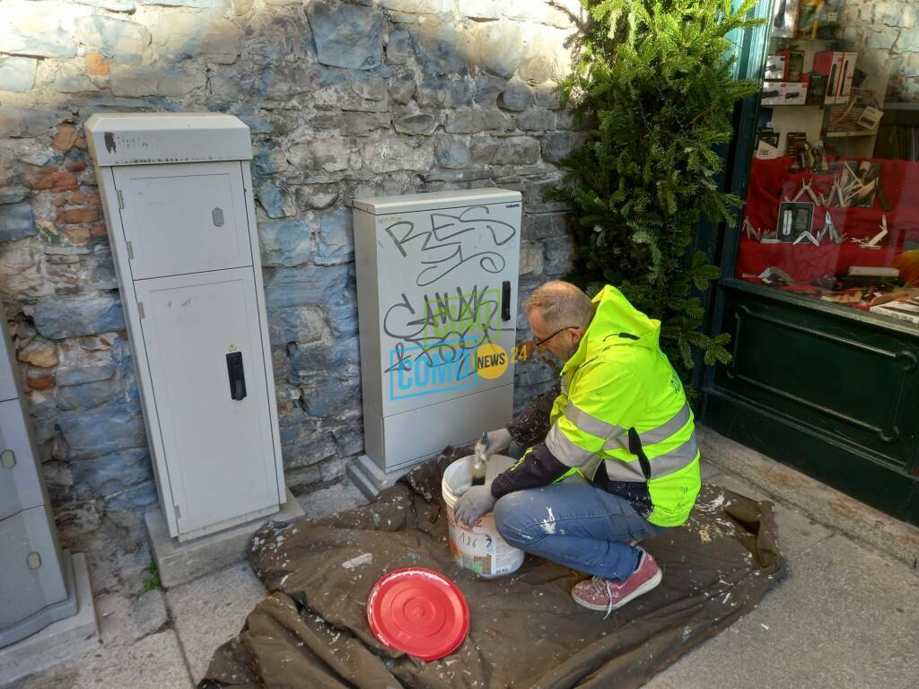 Intervento di Per Como pulita oggi sulle strade di Como ripuliti i "graffiti" su muri e saracinesche