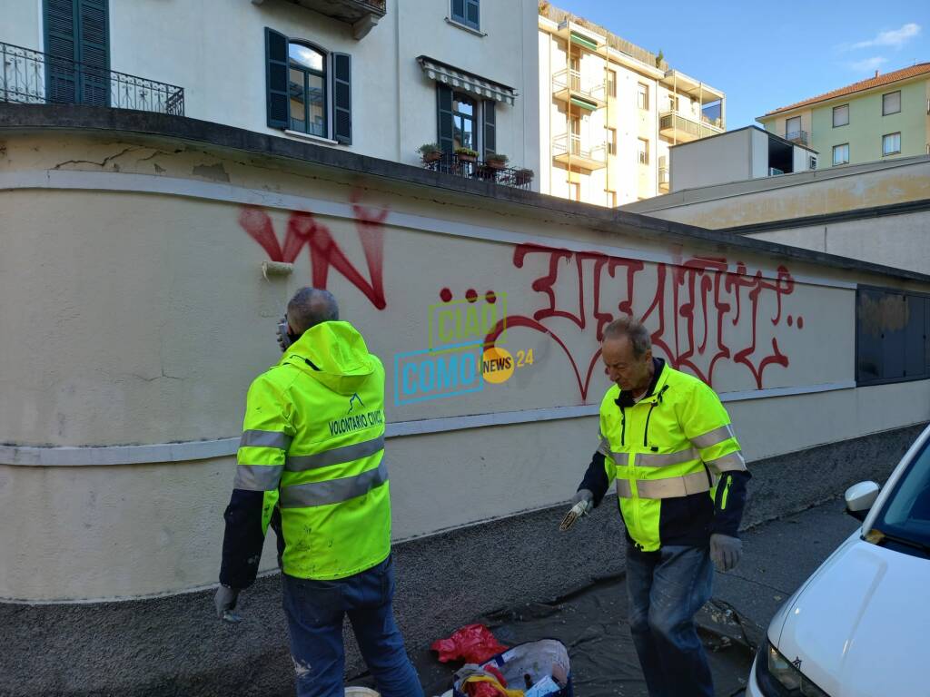 Intervento di Per Como pulita oggi sulle strade di Como ripuliti i "graffiti" su muri e saracinesche