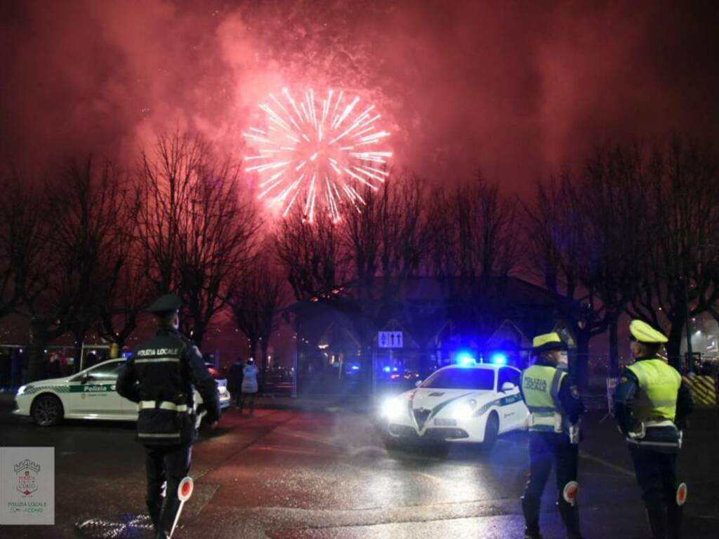 lungolago di como festeggiamenti capodanno polizia locale gente