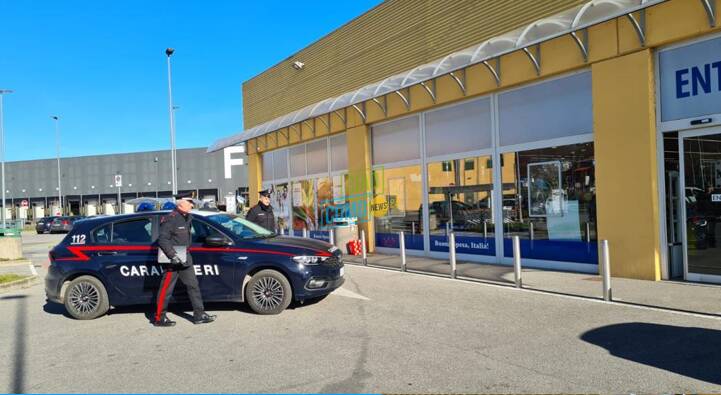 carabinieri lurate caccivio esterno centro commerciale bennet arresto per scippatore