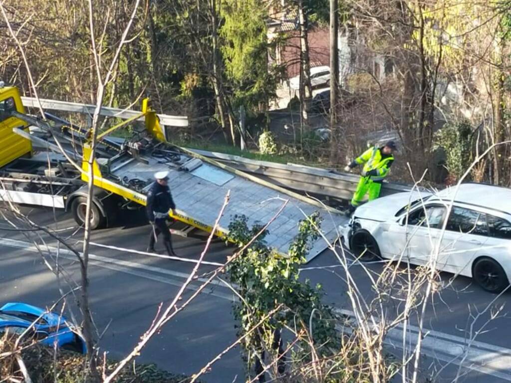 incidente pomeriggio via oltrecolle lora scontro auto soccorsi