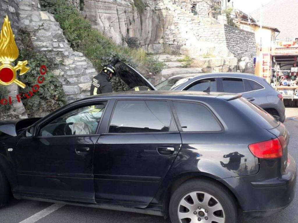 Incidente a carate urio scontro tra auto sulla regina soccorso vigili del fuoco