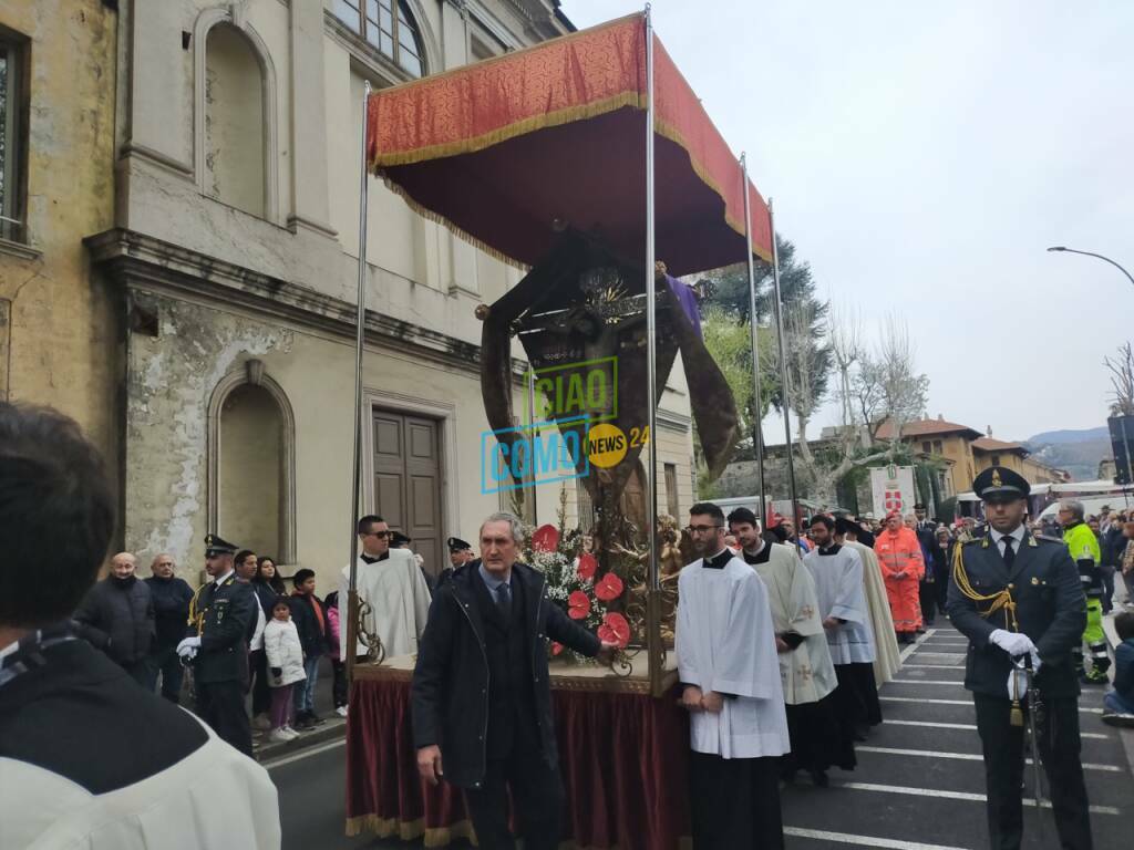 La solenne processione del venerdì santo sulle strade di Como: tanti fedeli