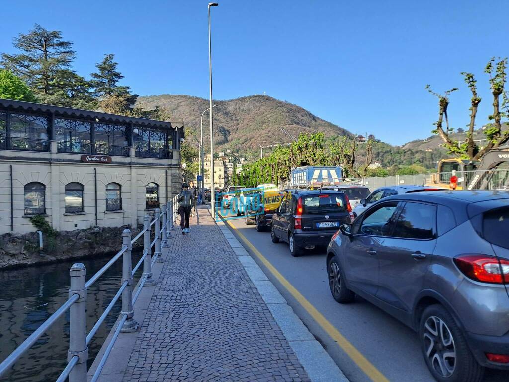 traffico oggi strade di como e cantiere con moviere di via per cernobbio