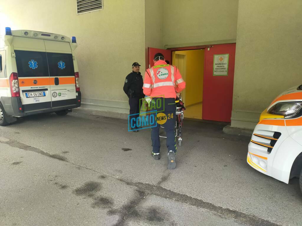 immagini ingresso sant'anna di como pronto soccorso ambulanze barelle pazienti