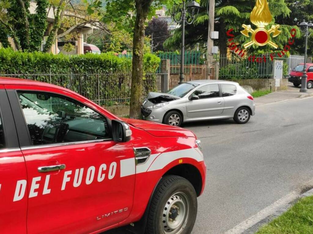 incidente canzo auto fuori strada contro un albero