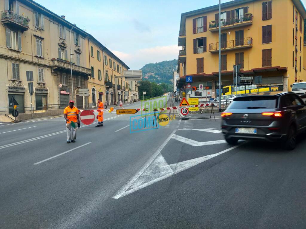 lavori serali e notturno sulla napoleona, strada chiusa di notte cartelli e fresatuta cartelli lavori fresatura