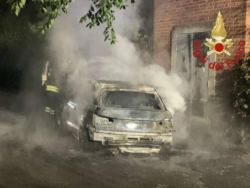 incendio notte auto via delle ginestre carimate e stamane auto fiamme in via bixio in transito