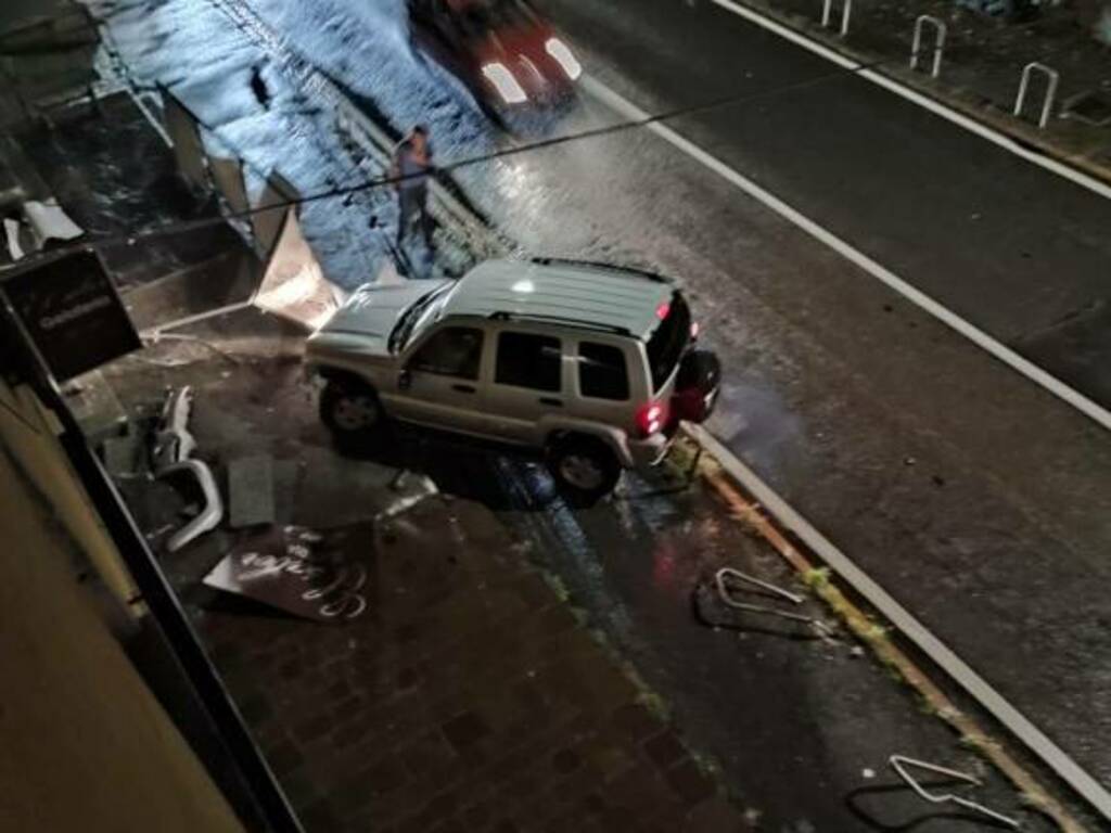 incidente notte fino mornasco auto fuori strada via garibaldi danni esterno gelateria