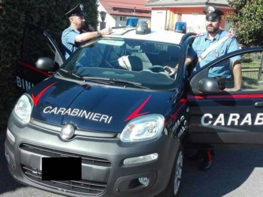 lomazzo carabinieri per indagini incendio auto rubata