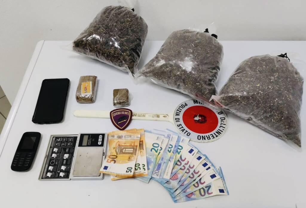 droga e soldi trovati dalla polizia casa comasco per detenzione a fini di spaccio