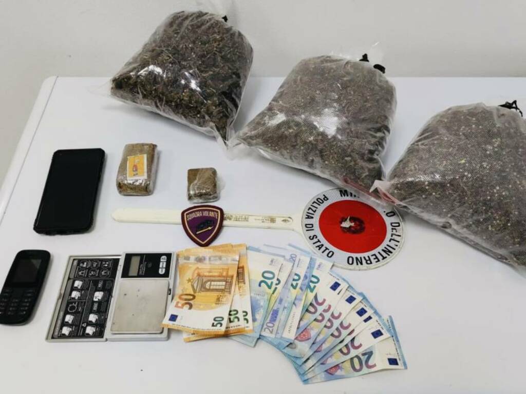 droga e soldi trovati dalla polizia casa comasco per detenzione a fini di spaccio