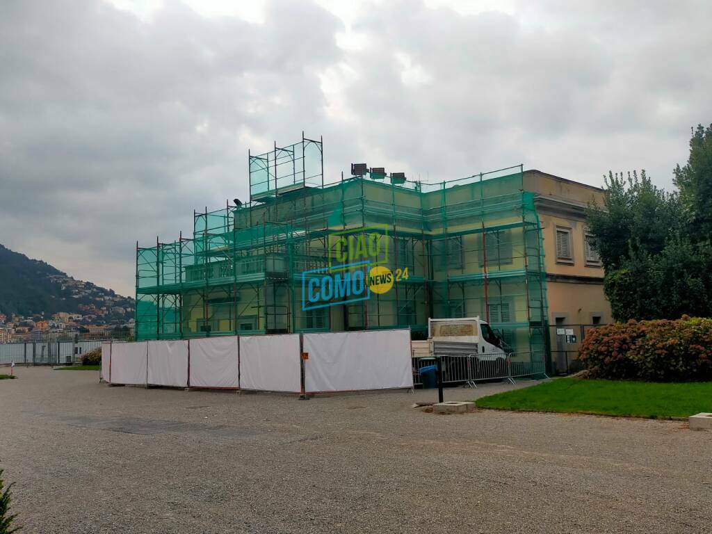 interventi a villa olmo cantieri ex casa custode e fontana nel parco cantiere transenne