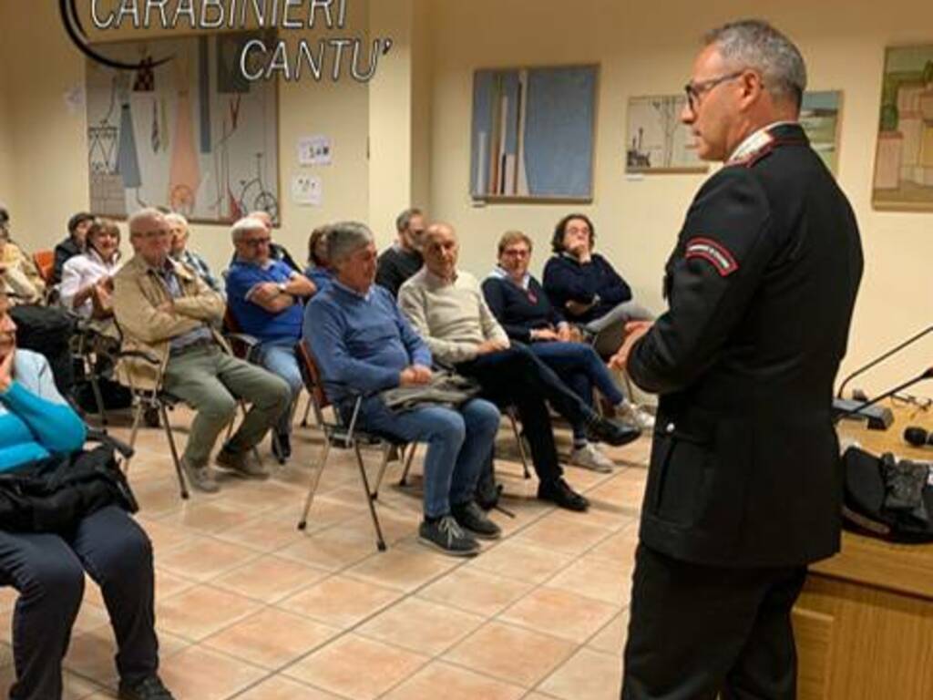 comandante carabinieri di cantù Calvia parla agli anziani per evitare il raggiro delle truffe