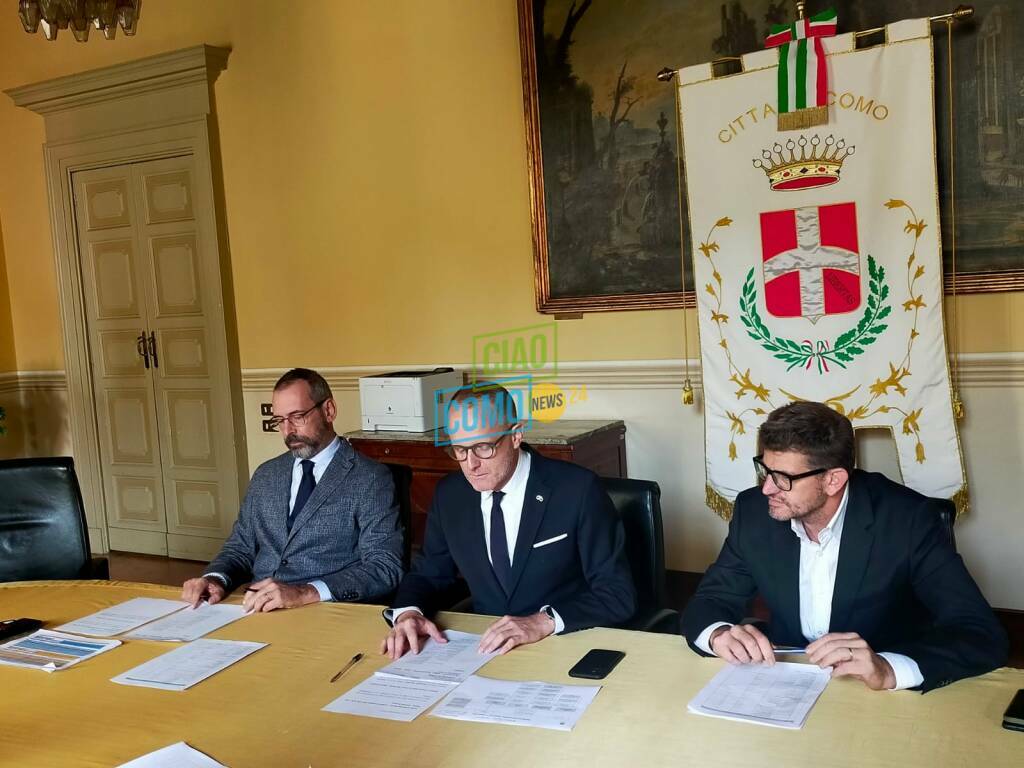 conferenza stampa sindaco rapinese con ciabattoni e dirigente noseda cantieri opere pubbliche como