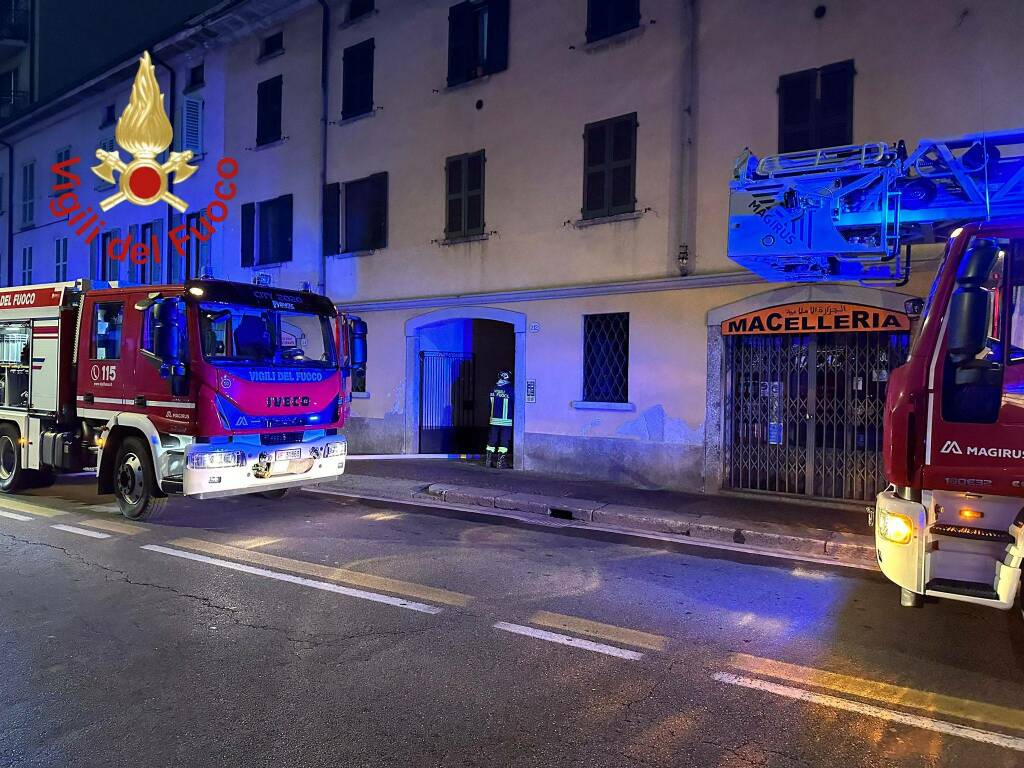 incendio appartamento via milano como ore 6 intervento vigioli mezzi
