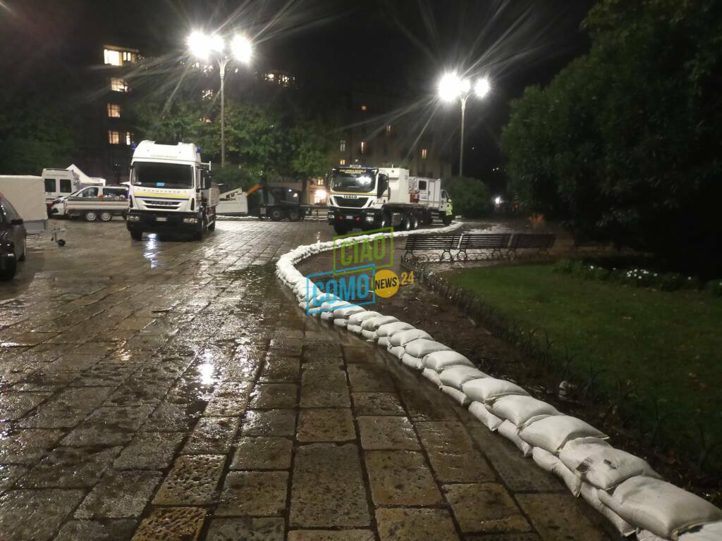 esondazione lago situazione della sera con sacchetti sabbia e passerella in piazza Cavour