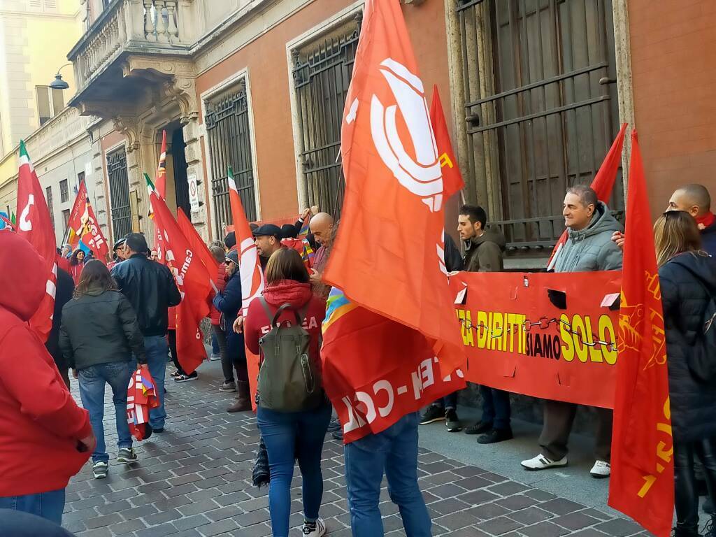 sciopero sindacati esterno prefettura di como bandiere partecipanti striscioni