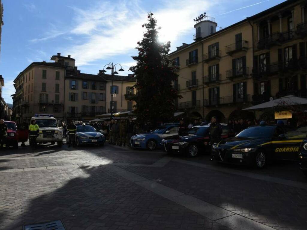 forze dell'ordine schierate in piazza duomo a como con sindaco e prefetto saluto ai cittadini e auguri natale