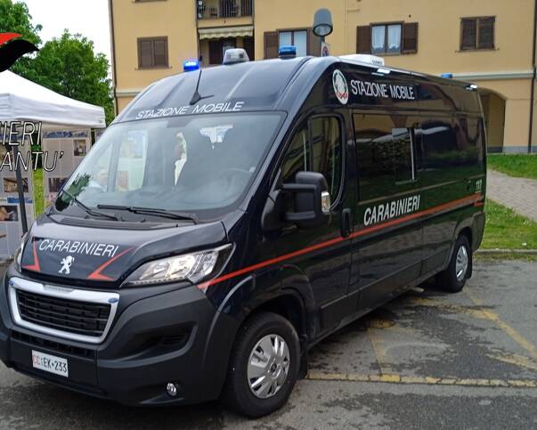 furgone carabinieri stazione di cantù