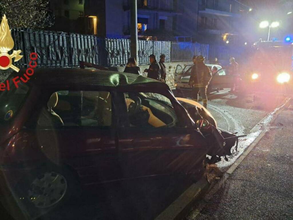 incidente tavernerio auto distrutta contro palo della luce immagini vigili fuoco