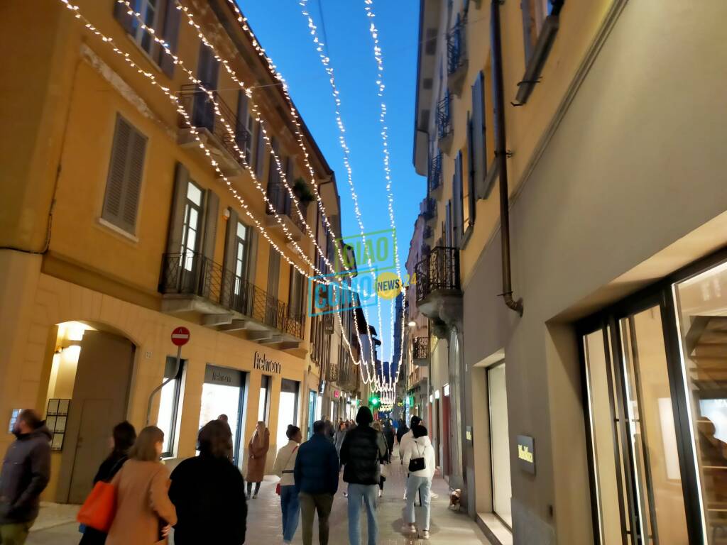 La magia delle luci a Como per il Natale 2023: piazza Duomo ed altre location illuminate
