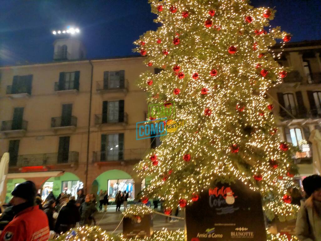 La magia delle luci a Como per il Natale 2023: piazza Duomo ed altre location illuminate