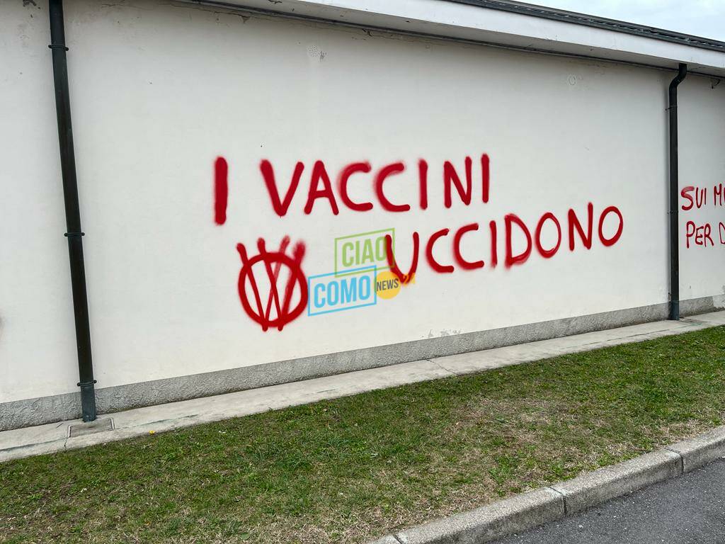 scritte contro vaccini esterno ospedale di cantù e cimitero di briosco