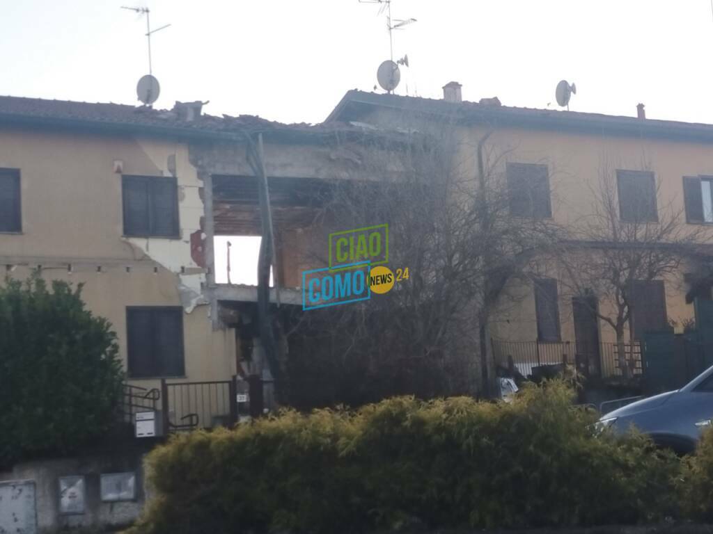 casa esplosa ad andrate di fino mornasco, immagini di oggi casa devastate ed altre due vicine chiuse