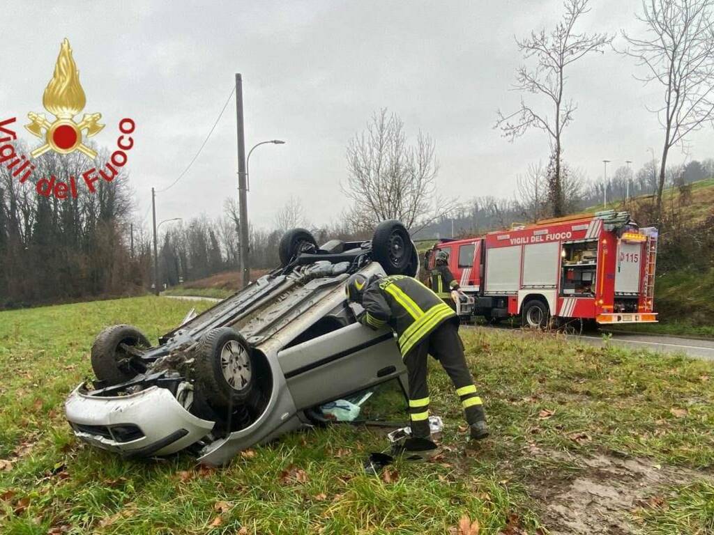 incidente lambrugo auto esce di strada e si ribalta nel campo