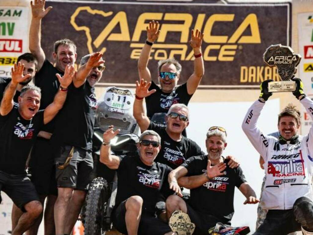 jacopo cerutti vittoria a dakar africa eco race con aprilia immagini lui moto e team