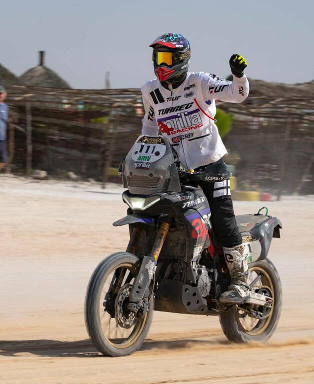 jacopo cerutti vittoria a dakar africa eco race con aprilia immagini lui moto e team