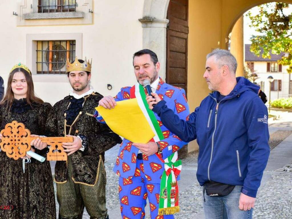 sindaco olgiate moretti vestito da carnebale legge dichiarazione per chiavi della città a Re matoch carnevale