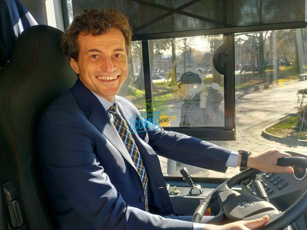 Asf Autolinee presenta i primi due bus elettrici in servizio a Como con presidente, sindaco ed autorità