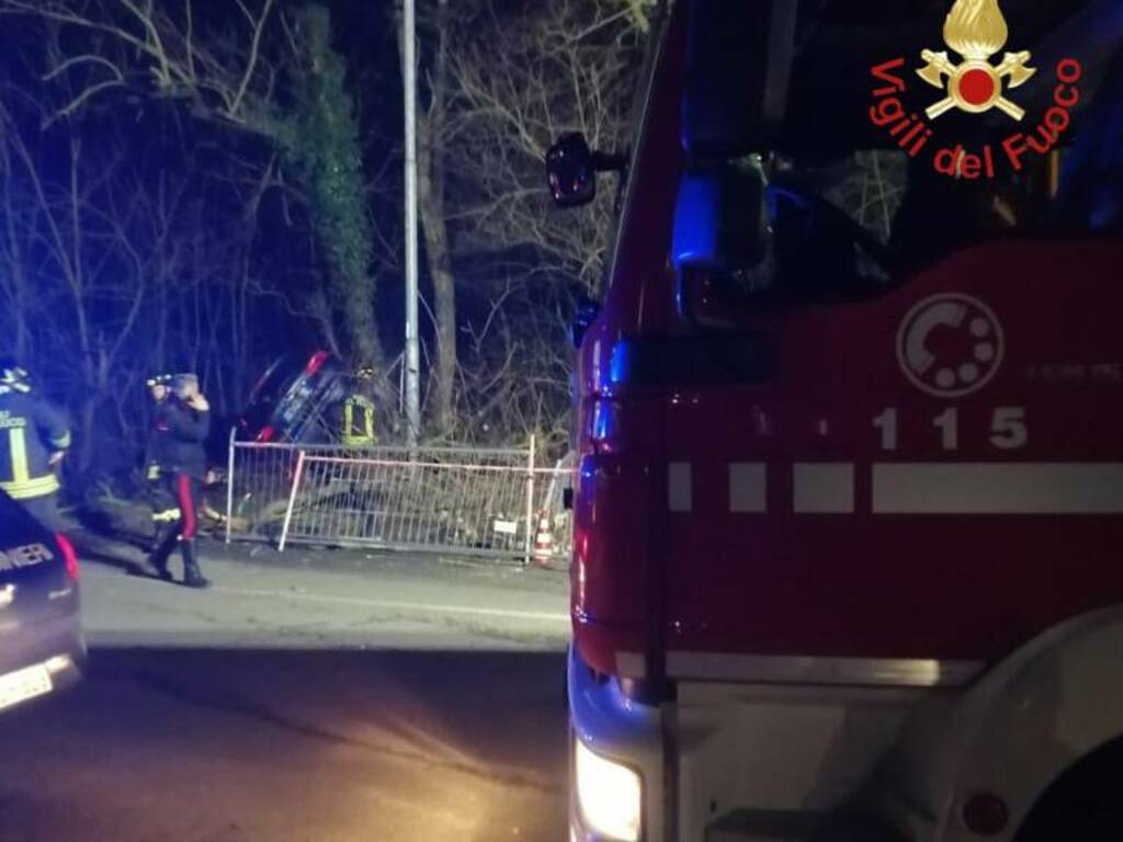 incidente notte cantù corso europa auto fuori strada vigili del fuoco